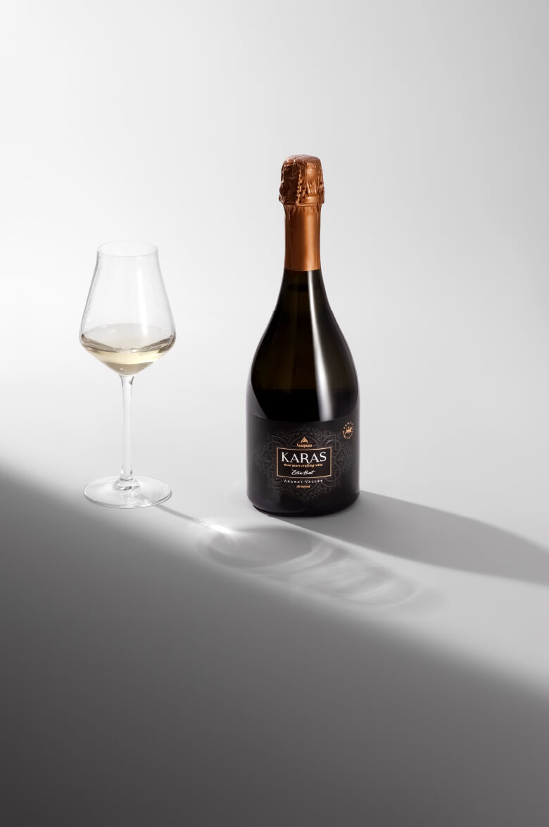 Игристое вино белое экстра брют Karas Extra Brut Tierras de Armenia урожая  2016 года 0.75 л (Карас Экстра Брют Тьеррас де Армения), купить в магазине  в Екатеринбурге - цена, отзывы